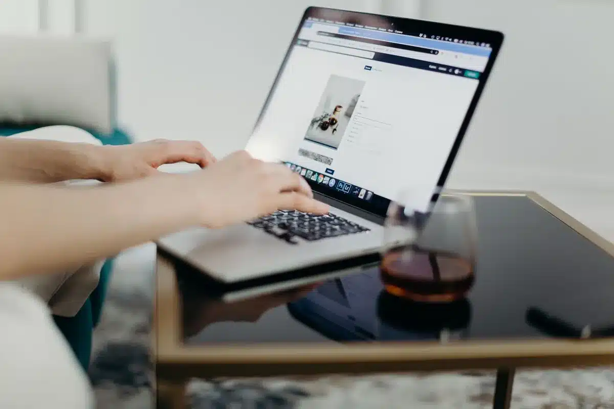 Laptop waarop websitebestanden naar een server worden geüpload