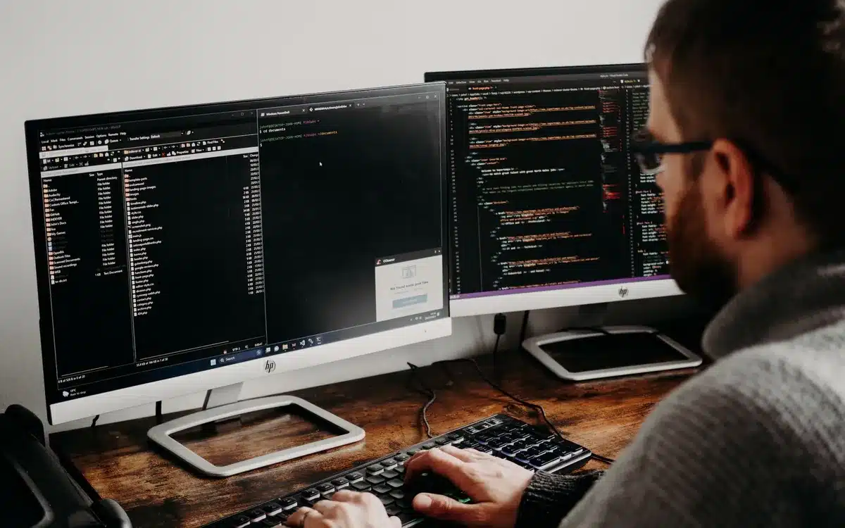 Webdesigner past CSS-stijlen aan op een computerscherm