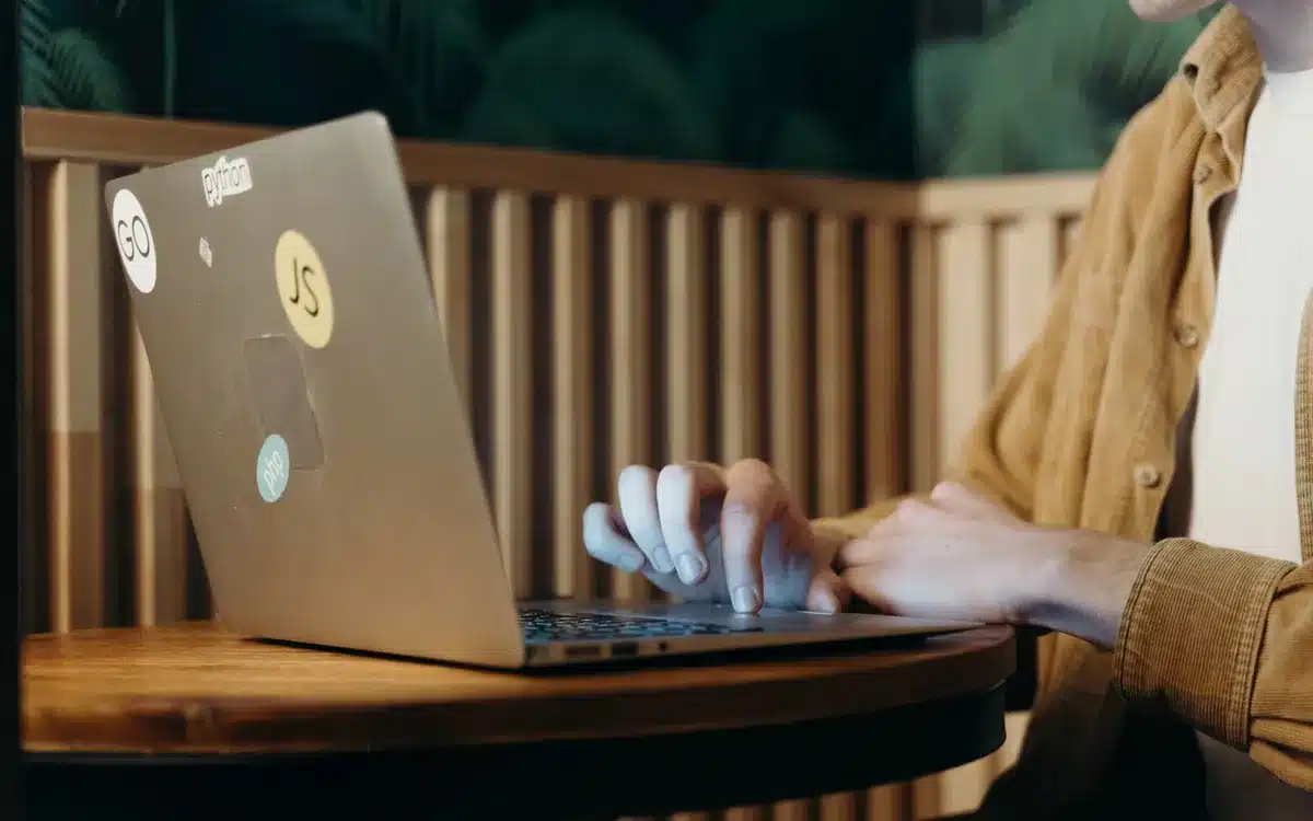 Laptop waarop iemand Dreamweaver aan het downloaden is