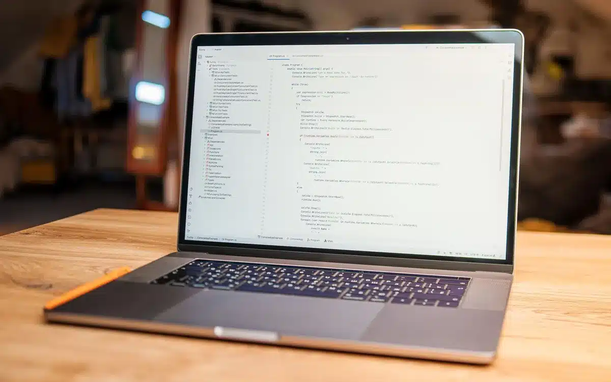 Webontwikkelaar gebruikt sneltoetsen op een laptoptoetsenbord