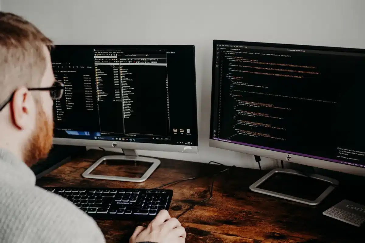 Code en websitevoorbeeld naast elkaar in een gesplitste weergave