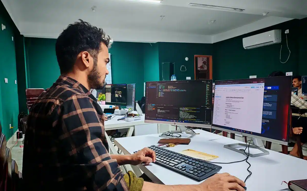 Twee schermen met code en voorvertoning, zoals de Dreamweaver weergaven