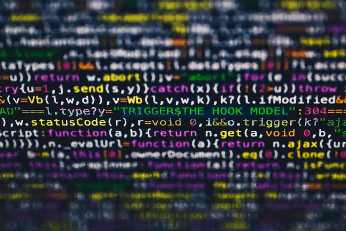 Code op een scherm tijdens het oplossen van een websiteprobleem