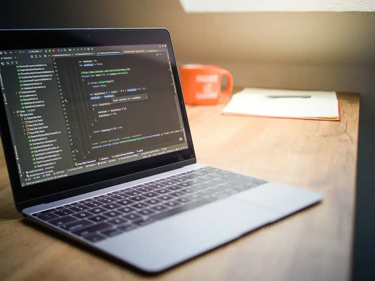 Werkplek met laptop en notities voor het schrijven van Dreamweaver-handleidingen