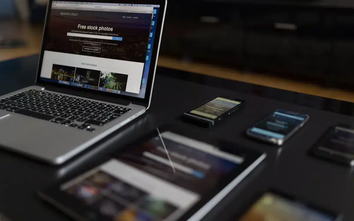 Responsive website weergegeven op laptop, tablet en smartphone