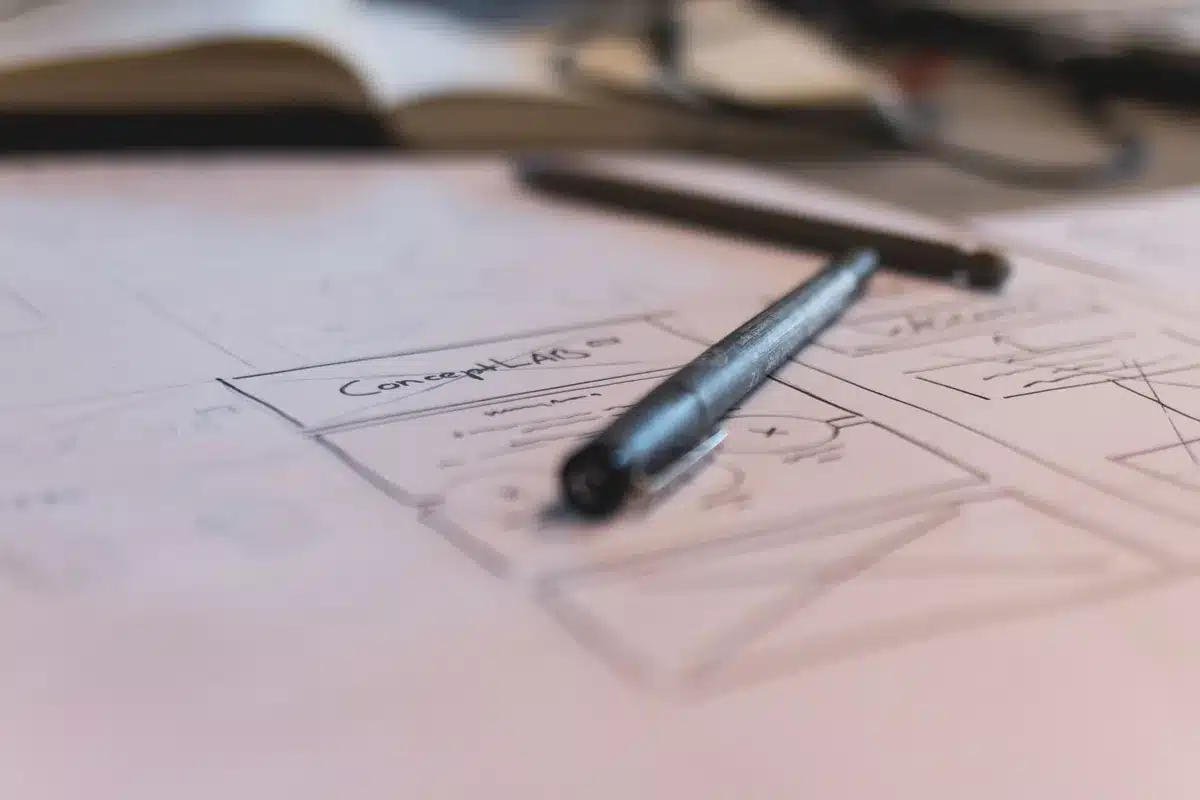 Schets van een vaste paginaopbouw met kop, menu en voettekst