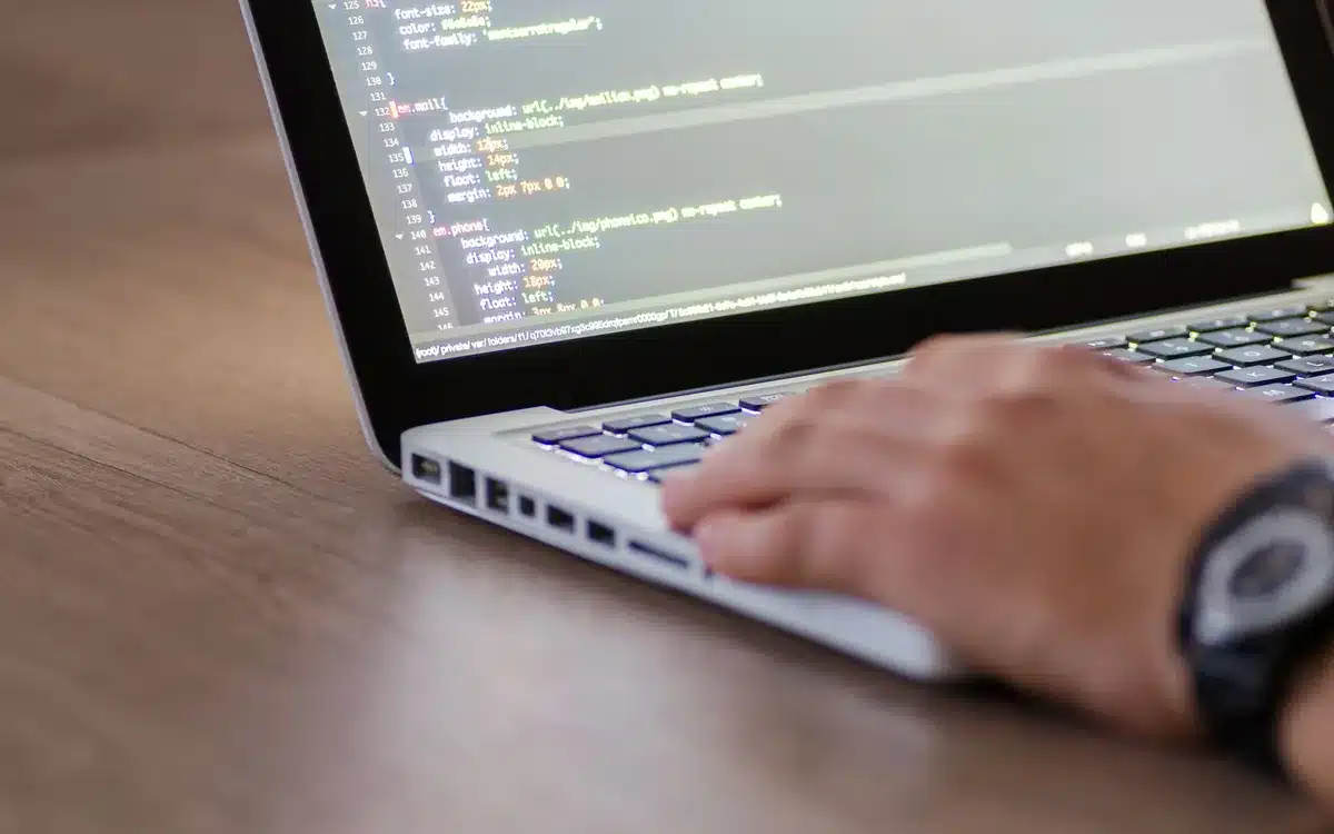 Webdesigner aan een laptop die uitzoekt wat Dreamweaver is