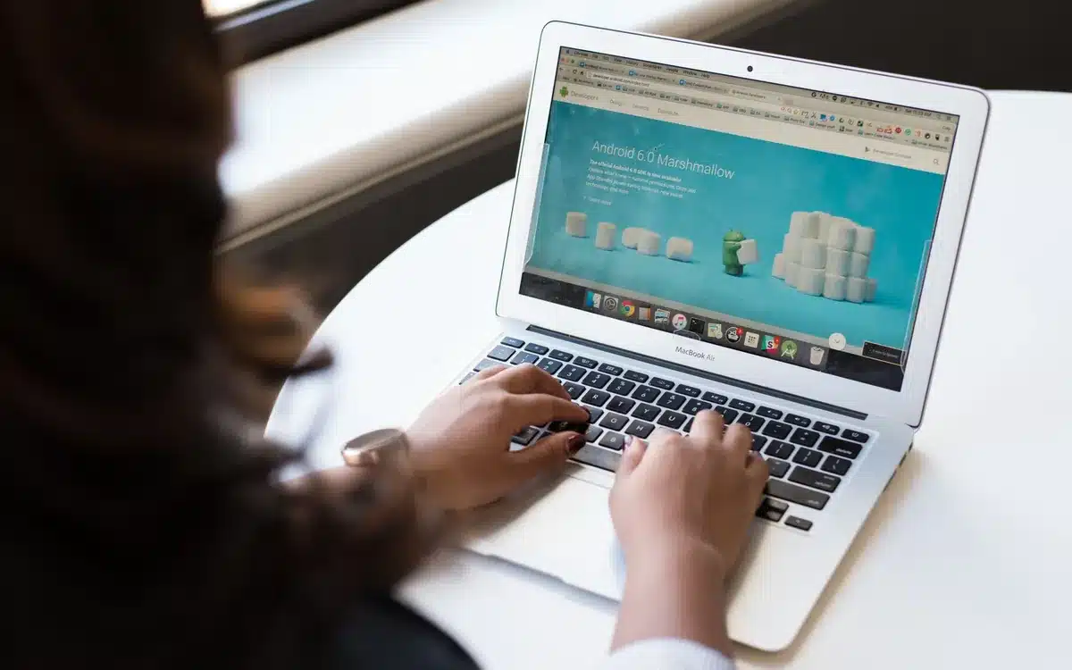 Beginner die een website maakt met Dreamweaver op een laptop